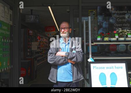 Ilfracombe, North Devon, Großbritannien, 11. April 2020: Ladenbesitzer und Lebensmittelbesitzer dienen weiterhin der lokalen Gemeinde während der Osterfeiertage bleibt die Küstenstadt unheimlich ruhig, trotz der Befürchtungen, dass Urlauber Warnungen ignorieren würden, zu Hause zu bleiben. Credit Natasha Quarmby/ALAMY Live News Stockfoto