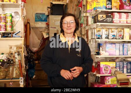 Ilfracombe, North Devon, Großbritannien, 11. April 2020: Ladenbesitzer und Lebensmittelbesitzer dienen weiterhin der lokalen Gemeinde während der Osterfeiertage bleibt die Küstenstadt unheimlich ruhig, trotz der Befürchtungen, dass Urlauber Warnungen ignorieren würden, zu Hause zu bleiben. Credit Natasha Quarmby/ALAMY Live News Stockfoto