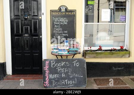 Ilfracombe, North Devon, Großbritannien, 11. April 2020: Ladenbesitzer und Lebensmittelbesitzer dienen weiterhin der lokalen Gemeinde während der Osterfeiertage bleibt die Küstenstadt unheimlich ruhig, trotz der Befürchtungen, dass Urlauber Warnungen ignorieren würden, zu Hause zu bleiben. Credit Natasha Quarmby/ALAMY Live News Stockfoto