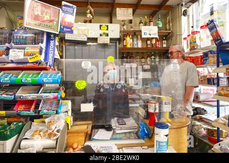 Ilfracombe, North Devon, Großbritannien, 11. April 2020: Ladenbesitzer und Lebensmittelbesitzer dienen weiterhin der lokalen Gemeinde während der Osterfeiertage bleibt die Küstenstadt unheimlich ruhig, trotz der Befürchtungen, dass Urlauber Warnungen ignorieren würden, zu Hause zu bleiben. Credit Natasha Quarmby/ALAMY Live News Stockfoto