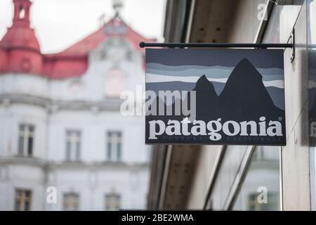 PRAG, TSCHECHIEN - 1. NOVEMBER 2019: Patagonia Logo vor ihrem Laden in Prag. Patagonia ist eine amerikanische Marke von Outdoor-Mode, Sportswear und Stockfoto