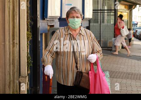 Ilfracombe, North Devon, Großbritannien, 11. April 2020: Ladenbesitzer und Lebensmittelbesitzer dienen weiterhin der lokalen Gemeinde während der Osterfeiertage bleibt die Küstenstadt unheimlich ruhig, trotz der Befürchtungen, dass Urlauber Warnungen ignorieren würden, zu Hause zu bleiben. Credit Natasha Quarmby/ALAMY Live News Stockfoto