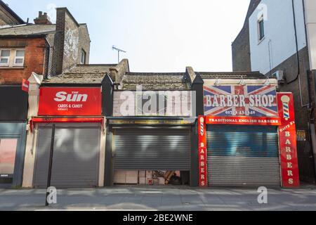 Southend-on-Sea, Großbritannien. April 2020. Eine Reihe verschlossener Einzelhandelseinheiten in Southend-on-Sea, Essex, die am Ostersamstag während der COVID-19-Sperrung gefangen genommen wurden. Das Bild zeigt geschlossene Räumlichkeiten, darunter ein traditioneller englischer Friseur und ein Süßwarengeschäft, mit heruntergeklappten Metallläden und ohne Fußgängerverkehr. Die Szene spiegelt die Auswirkungen pandemischer Beschränkungen auf den lokalen Handel und das Leben in den Hauptstraßen wider. Penelope Barritt/Alamy Live News Stockfoto