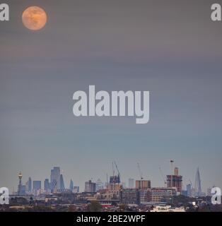 Supermoon steigt über einem dunstigen Zentrum Londons Stockfoto