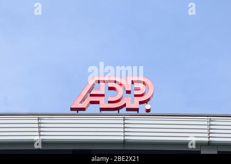 PRAG, TSCHECHIEN - 1. NOVEMBER 2019: ADP-Logo vor dem Büro in Prag. ADP ist ein multinationales amerikanisches Unternehmen, das sich auf menschliche Re spezialisiert hat Stockfoto