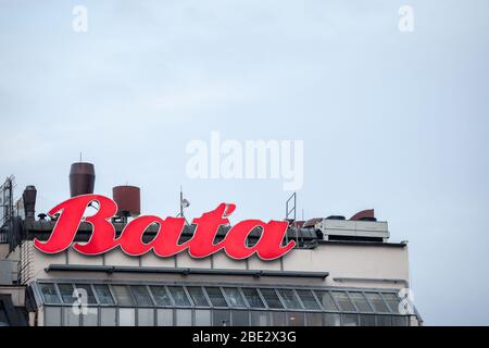 PRAG, TSCHECHIEN - 3. NOVEMBER 2019: Bata Shoes Schild vor ihrem lokalen Laden in Prag. Bata ist ein Schuh- und Schuhhersteller und Einzelhändler für Stockfoto