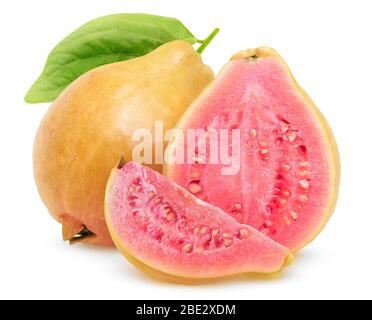 Isolierte gelbe Guaven. Eine ganze Guava-Frucht, eine halbe und eine Scheibe mit rosa Fruchtfleisch auf weißem Hintergrund isoliert Stockfoto