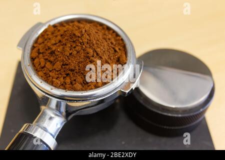 Gemahlener Kaffee in Portafilter und Kaffeebelder Stockfoto