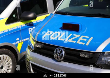 Mönchengladbach, Deutschland - April 10. 2020: Isoliertes deutsches Polizei-Logo auf Patrouillenwagen Stockfoto