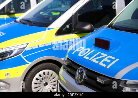 Mönchengladbach, Deutschland - April 10. 2020: Isoliertes deutsches Polizei-Logo auf Patrouillenwagen Stockfoto