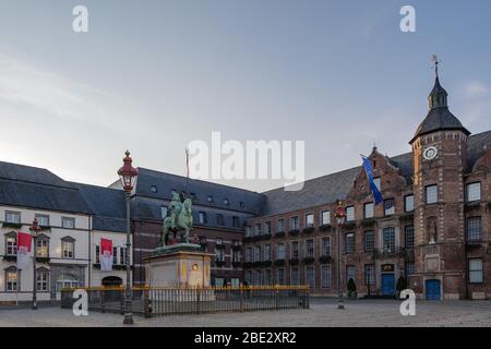 Leere Atmosphäre ohne Menschen mit historischem Wahrzeichen rund um den Altstadtplatz während der Quarantäne durch Ansteckung der COVID-19 am Marktplatz. Stockfoto