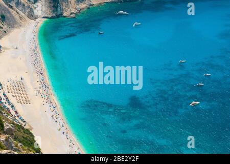 Luftaufnahme des Myrtos Strandes in Kefalonia Ionische Insel in Griechenland. Einer der berühmtesten Strände der Welt mit türkisfarbenem, kristallklarem Meerwasser Stockfoto