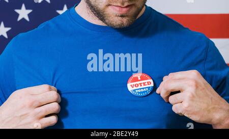 Mann, der mich aufstellt, hat heute in Amerika für die Präsidentschaftswahlen 2020 gestimmt. Stockfoto