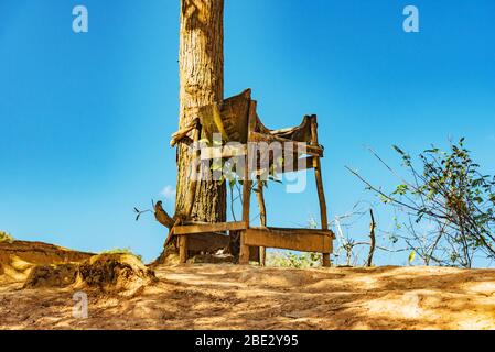 Lustige selbstgemachte hohe Sitzbank in der Nähe von pinar del rio, kuba Stockfoto