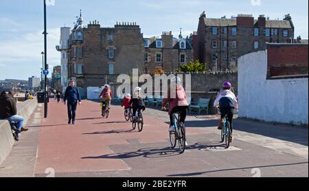 Portobello Promenade, Edinburgh, Radfahren Schottland, Großbritannien. April 2020. Temperatur von 16 Grad mit voller Sonne am Nachmittag nach einem bewölkten Start. Am Ostersamstag ein sehr ruhiger Strand am dritten Wochenende der Coronavirus Lockdown. Auf der Promenade manchmal fast so viele Radfahrer wie Fußgänger in Gruppen von bis zu fünf Personen aller Altersgruppen ankommen, leider nicht alle geben eine körperliche soziale Distanz, wie sie passieren, so dass es unangenehm war, die entlang gehen. Quelle: Arch White/ Alamy Live News. Stockfoto