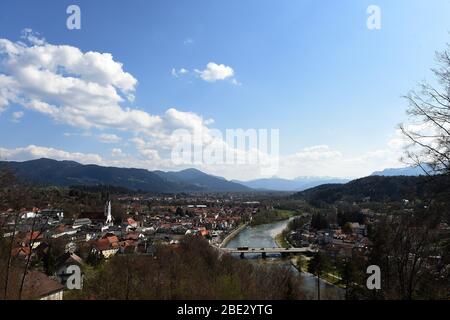 11. April 2020, Bayern, Bad Tölz: Der Blick vom Tölzer Kalvarienberg zeigt die Kreisstadt Bad Tölz mit der Isar unter einem weiß-blauen Himmel. Foto: Felix Hörhager/dpa Stockfoto