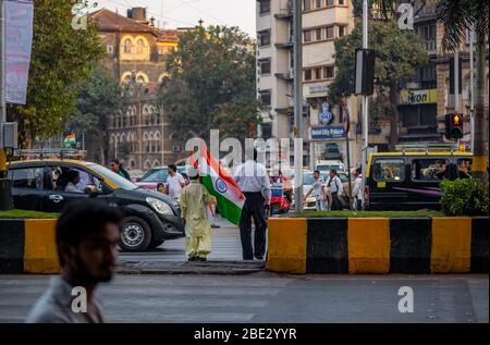 Mumbai, Indien - 26. Januar 2020: Kinder, die am tag der republik indien auf den Straßen von Mumbai die indische Trikolore-Flagge tragen Stockfoto