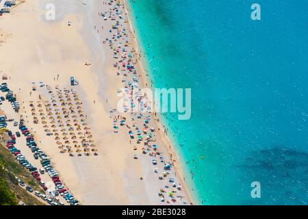 Luftaufnahme des Myrtos Strandes in Kefalonia Ionische Insel in Griechenland. Einer der berühmtesten Strände der Welt mit türkisfarbenem, kristallklarem Meerwasser Stockfoto