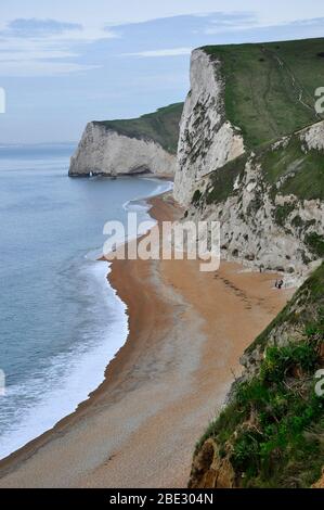 Blick nach Westen von oben Durdle Door zu den Kreidefelsen von Swyre Head und bat's Head.Teil der Jurrasic Küste von Dorset. Stockfoto