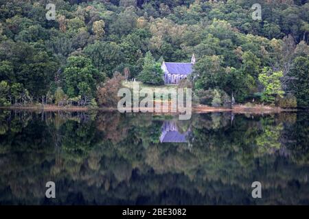 Kirche spiegelt sich in Loch Achray, Trossachs, Schottland Stockfoto