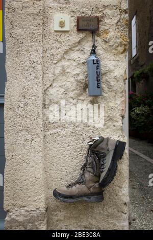 Zwei Wanderschuhe werben für eine Rufuge für Pilger auf dem Jakobsweg in La Romieu, Frankreich. Stockfoto