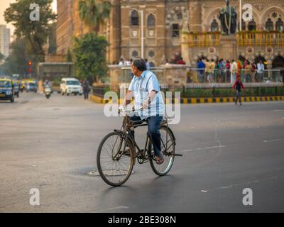 Mumbai, Indien - 26. Januar 2020 : ein älterer Mann, der ein Fahrrad in der Nähe des CST-Bahnhofs in Süd-Mumbai befreit Stockfoto