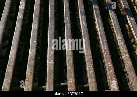 Grill von alten rostigen Schienen auf einem Bauernhof Stockfoto
