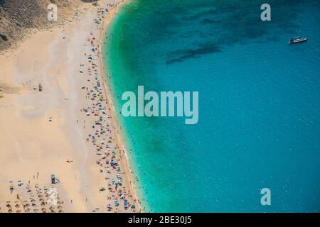 Luftaufnahme des Myrtos Strandes in Kefalonia Ionische Insel in Griechenland. Einer der berühmtesten Strände der Welt mit türkisfarbenem, kristallklarem Meerwasser Stockfoto