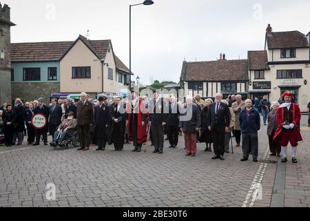 Bewohner, Touristen und Stadtbeamte, einige in historischen Kostümen, stehen am Gedenktag 11. November 2011 in Shaftsbury still. Stockfoto