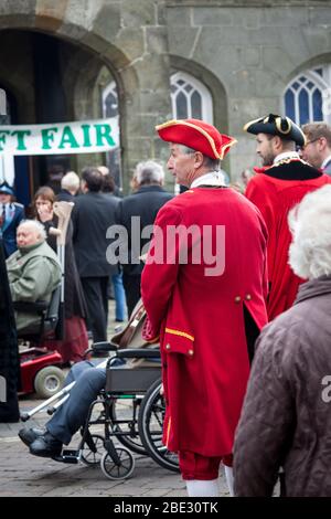 Bewohner, Touristen und Stadtbeamte, einige in historischen Kostümen, in Shaftsbury am Gedenktag 11. November 2011. Stockfoto