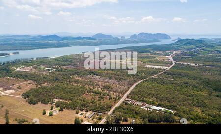 Eine Luftaufnahme der Insel Lanta noi und Landnutzung von Lanta Island, südlich von Thailand Krabi Provinz,Beliebte Touristenattraktion für Touristen besuchen s Stockfoto