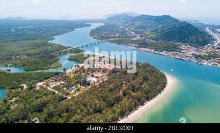 Ein Luftblick auf die Insel Lanta noi und das Isaland Lanta mit der Siri Lanta-Brücke, südlich der Provinz Thailand Krabi, beliebte Touristenattraktion für Touren Stockfoto