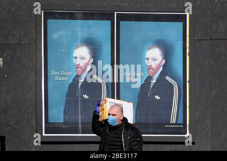 Kunstwerke von Ross Muir mit seinem unverkennbaren Vincent van Gogh-Porträt sind auf den Straßen von Glasgow neben den Worten "Jist Gogh Hame" erschienen, während Großbritannien weiterhin in der Lockdown-Szene steht, um die Ausbreitung des Coronavirus einzudämmen. Stockfoto