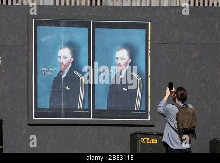 Kunstwerke von Ross Muir mit seinem unverkennbaren Vincent van Gogh-Porträt sind auf den Straßen von Glasgow neben den Worten "Jist Gogh Hame" erschienen, während Großbritannien weiterhin in der Lockdown-Szene steht, um die Ausbreitung des Coronavirus einzudämmen. Stockfoto