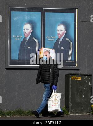 Kunstwerke von Ross Muir mit seinem unverkennbaren Vincent van Gogh-Porträt sind auf den Straßen von Glasgow neben den Worten "Jist Gogh Hame" erschienen, während Großbritannien weiterhin in der Lockdown-Szene steht, um die Ausbreitung des Coronavirus einzudämmen. Stockfoto