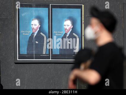 Kunstwerke von Ross Muir mit seinem unverkennbaren Vincent van Gogh-Porträt sind auf den Straßen von Glasgow neben den Worten "Jist Gogh Hame" erschienen, während Großbritannien weiterhin in der Lockdown-Szene steht, um die Ausbreitung des Coronavirus einzudämmen. Stockfoto