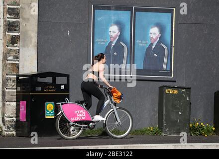 Kunstwerke von Ross Muir mit seinem unverkennbaren Vincent van Gogh-Porträt sind auf den Straßen von Glasgow neben den Worten "Jist Gogh Hame" erschienen, während Großbritannien weiterhin in der Lockdown-Szene steht, um die Ausbreitung des Coronavirus einzudämmen. Stockfoto