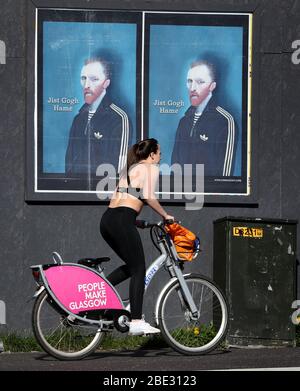 Kunstwerke von Ross Muir mit seinem unverkennbaren Vincent van Gogh-Porträt sind auf den Straßen von Glasgow neben den Worten "Jist Gogh Hame" erschienen, während Großbritannien weiterhin in der Lockdown-Szene steht, um die Ausbreitung des Coronavirus einzudämmen. Stockfoto