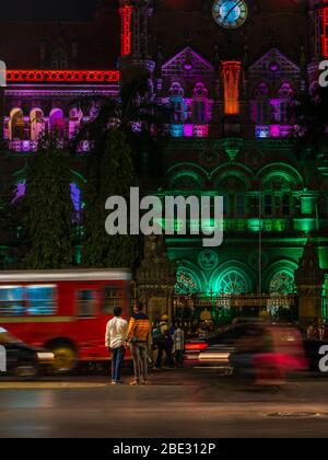 Mumbai, Indien - 26. Januar 2020 : Unidentifizierte Menschen überqueren viel Verkehr auf Straßen im Süden von Mumbai Stockfoto