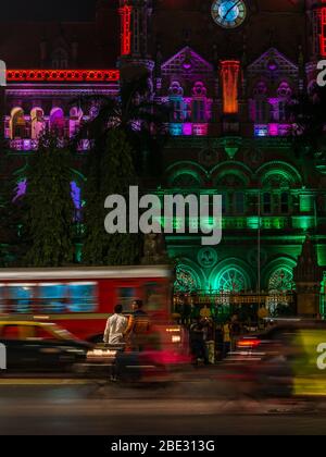 Mumbai, Indien - 26. Januar 2020 : Unidentifizierte Menschen überqueren viel Verkehr auf Straßen im Süden von Mumbai Stockfoto