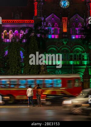 Mumbai, Indien - 26. Januar 2020 : Unidentifizierte Menschen überqueren viel Verkehr auf Straßen im Süden von Mumbai Stockfoto