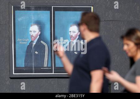 Kunstwerke von Ross Muir mit seinem unverkennbaren Vincent van Gogh-Porträt sind auf den Straßen von Glasgow neben den Worten "Jist Gogh Hame" erschienen, während Großbritannien weiterhin in der Lockdown-Szene steht, um die Ausbreitung des Coronavirus einzudämmen. Stockfoto