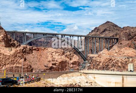 Die Mike O'Callaghan - Pat Tillman Memorial Bridge, die den Colorado River überspannt und die Staaten Nevada und Arizona verbindet. Stockfoto