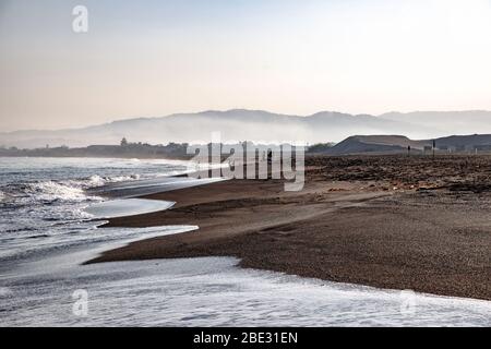 Wellen am leeren Strand von San Juan de la Union am frühen Morgen Stockfoto