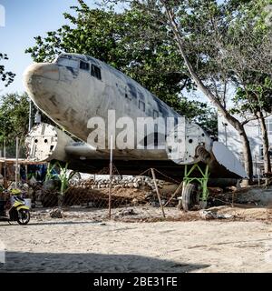 Verlassene Flugzeug am Strand von San Juan la Union Stockfoto