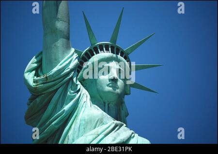 Nahaufnahme der Statue of Liberty (Liberty Enlightening the World) neoklassische Skulptur vor dem blauen Himmel auf Liberty Island in New York C. Stockfoto