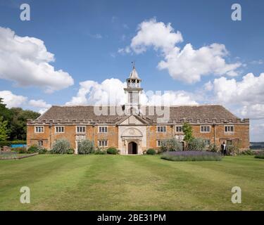 Außenansicht des bestehenden Gebäudes, Eingang. Nevill Holt Opera, Market Harborough, Großbritannien. Architekt: Witherford Watson Mann Architects, 2019 Stockfoto