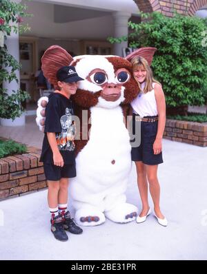 Gizmo-Gremlin-Charakter mit Touristen im Warner Bros Movie World Theme Park, Oxenford, City of Gold Coast, Queensland, Australien Stockfoto