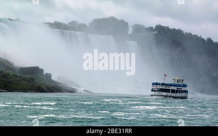 Die Maid of the Mist bringt Touristen nahe an die Niagarafälle zwischen New York in den Vereinigten Staaten und Ontario, Kanada. Stockfoto