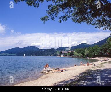 Blick auf den Strand, Fuschlsee, Fuschlsee, Fuschl, Bundesland Salzburg, Republik Österreich Stockfoto